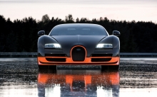 Отражение Bugatti Veyron на земле